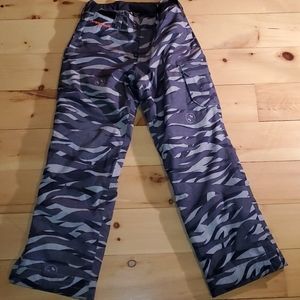Boys Under Armor snow pants, Size M